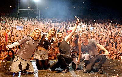 Teenangels desat&oacute; euforia con su concierto en Lima